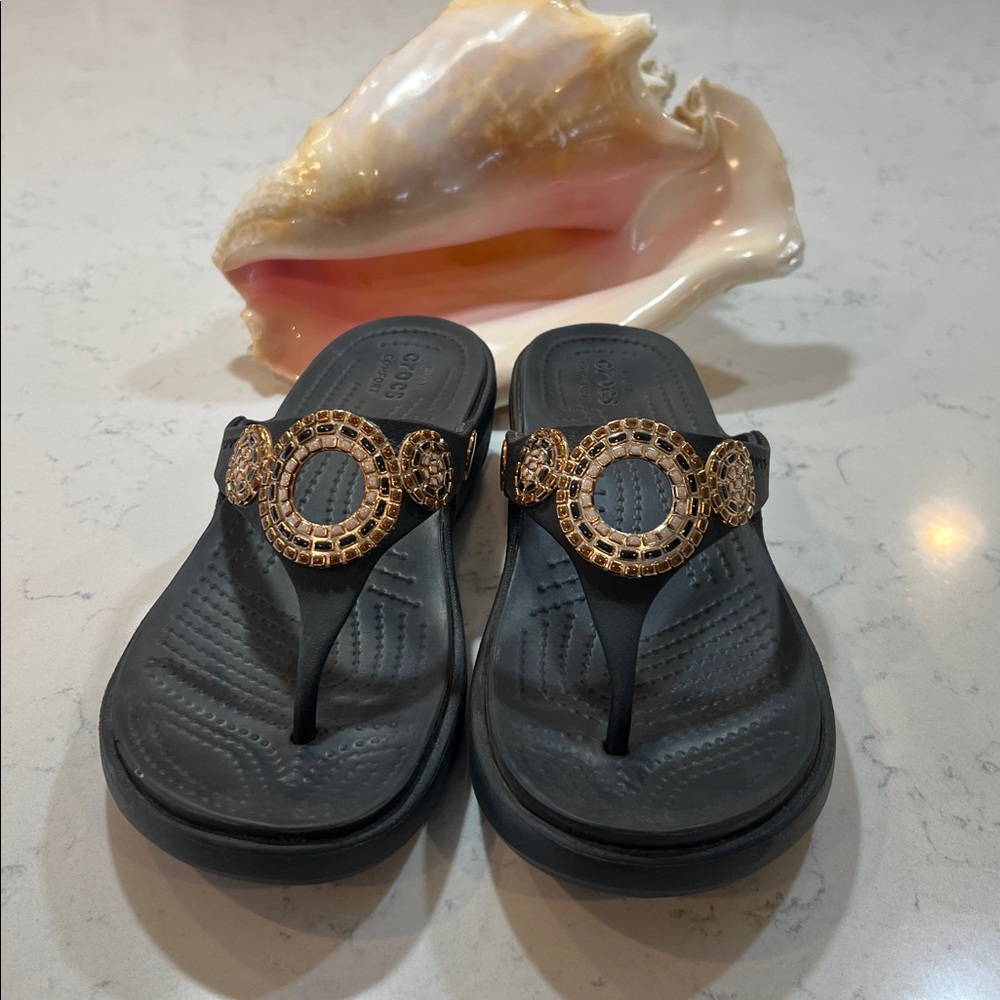 Crocs Sanrah Diamante Wedge Flip Flops in black with gold embellishments sz 6 - Picture 5 of 15